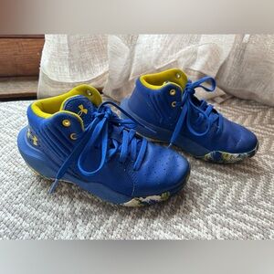 Boy’s Under Armour Blue and Yellow Basketball Sneaker 💙💛